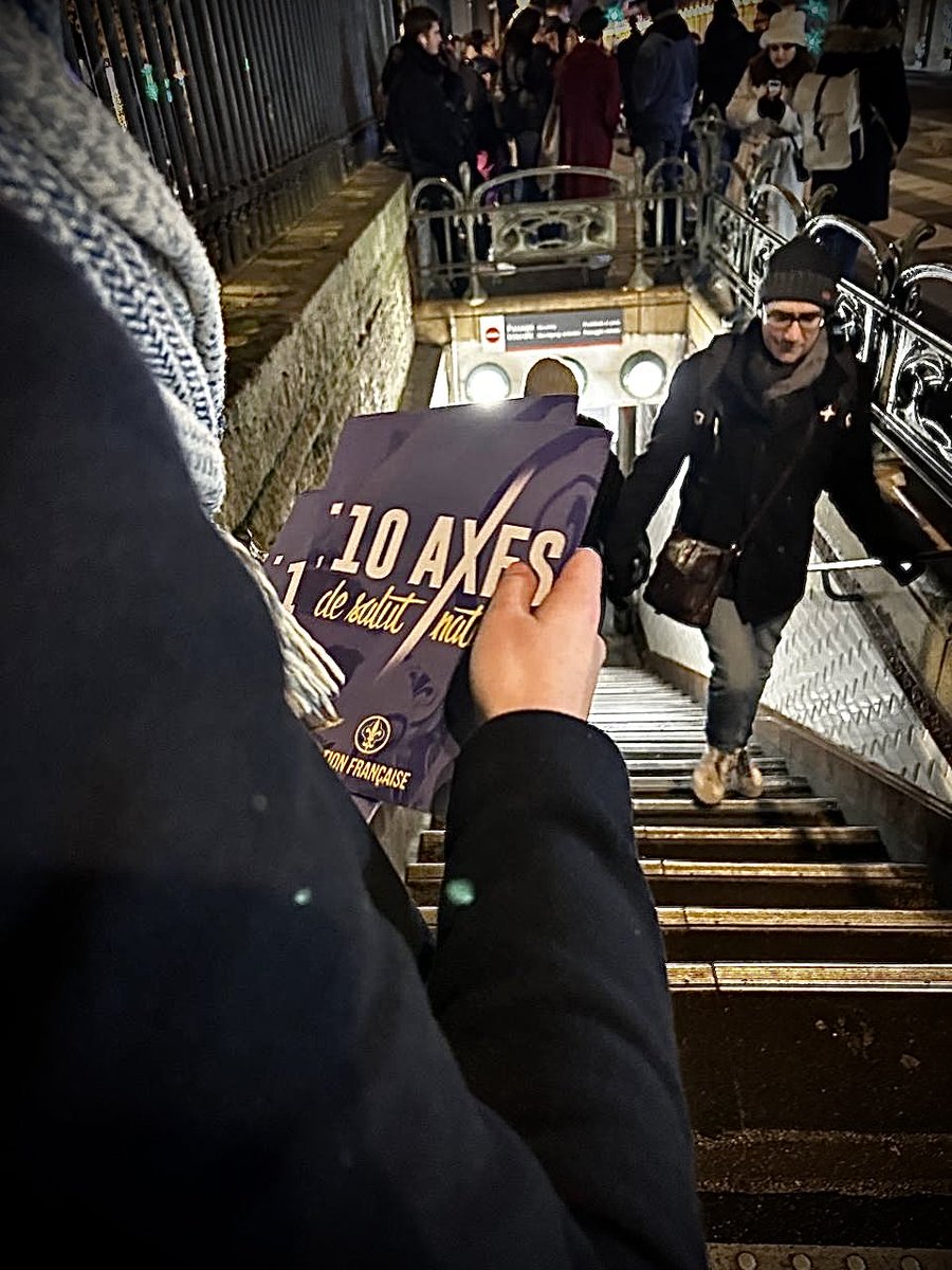 AF__Paris's tweet photo. ⚜️Semaine chargée pour l'Action française Paris.

🔴Traditionnels tractages dans les rues de Paris, suivis, vendredi soir, d'une conférence de @RodolpheCart avec dédicaces de son ouvrage et dégustation du Beaujolais Nouveau ! https://t.co/Y4pJ1lQjFk