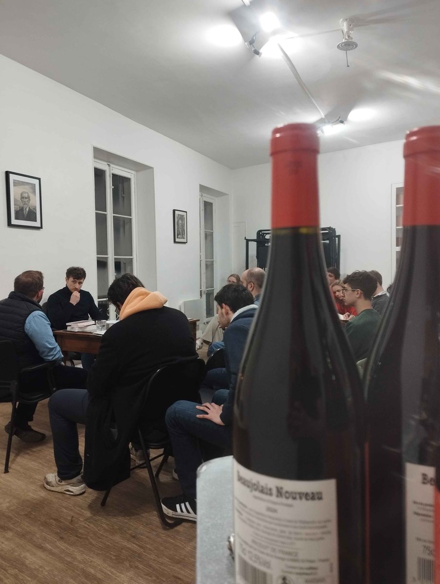 AF__Paris's tweet photo. ⚜️Semaine chargée pour l'Action française Paris.

🔴Traditionnels tractages dans les rues de Paris, suivis, vendredi soir, d'une conférence de @RodolpheCart avec dédicaces de son ouvrage et dégustation du Beaujolais Nouveau ! https://t.co/Y4pJ1lQjFk