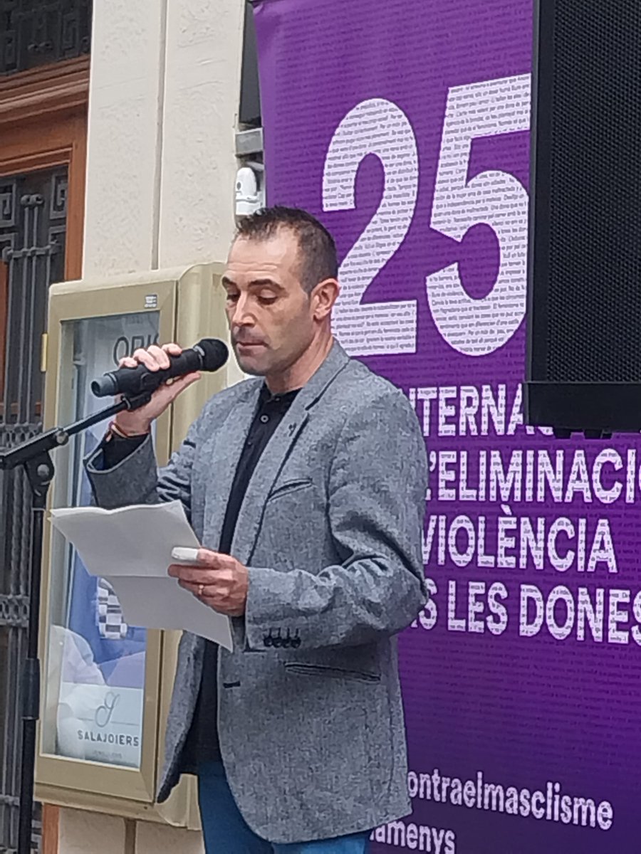 Avui ens unim per commemorar el dia internacional de l'eliminació de la violència contra la dona. Per poder construir un món on totes puguem viure lliures i segures. 

Per les que ja no hi són, per nosaltres i per les que vindran. Cap més víctima. #25N