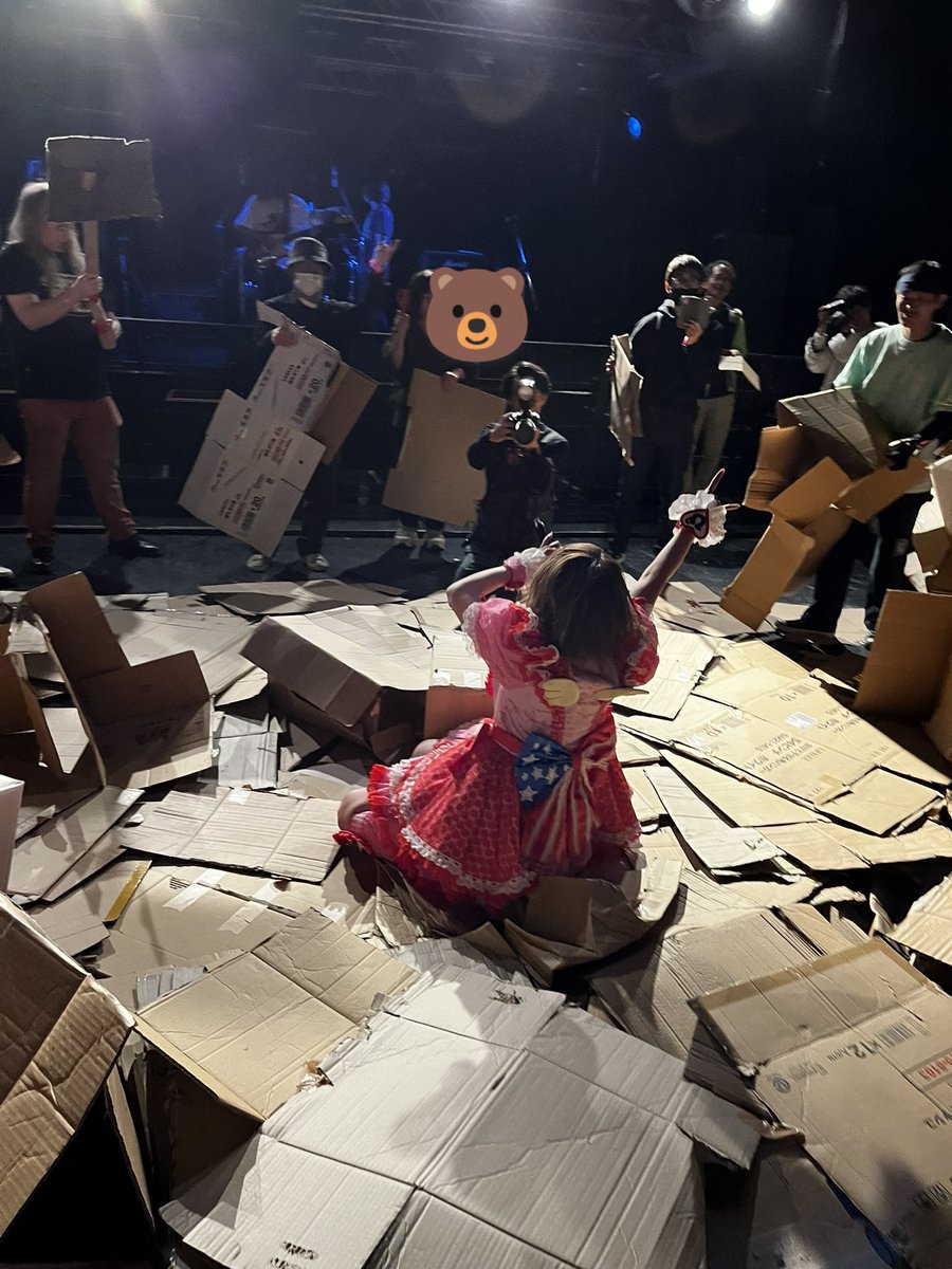 しょんべんフェス<a href="/shonbenfff/">しょんべんフェス</a>公式カメラマンさんの後でレフ板と見せかけて段ボール持って鳴子振ってるわたし。シュールだが最高な1枚☺️

📷️カオストリップさん
ゆらぴこ /しょんべんフェス DAY2 十三GABU