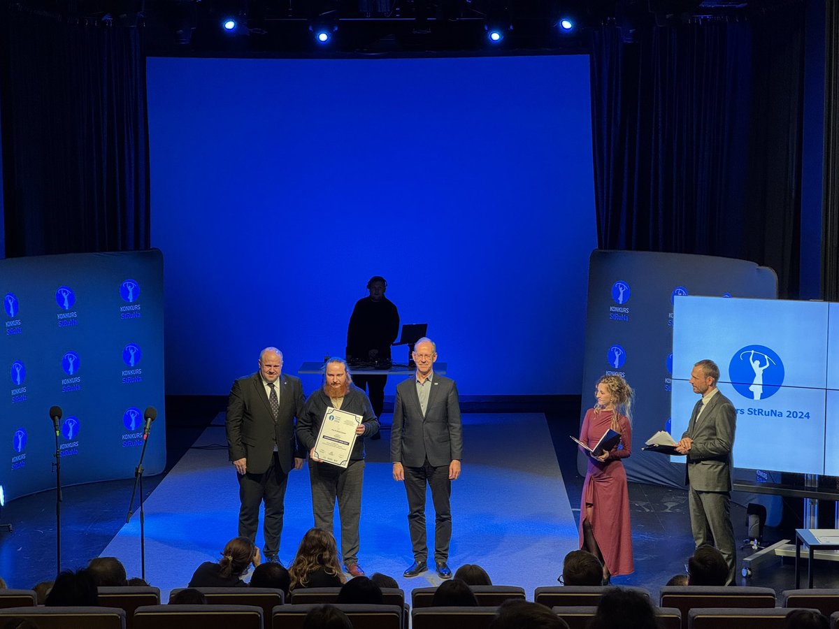 ujk_kielce's tweet photo. 🏅 Miło nam poinformować, że dr @DGmiter  z Instytutu Biologii #UJK Kielce otrzymał wyróżnienie w konkursie #StRuNa na najlepszego opiekuna koła naukowego w Polsce. Gratulujemy i życzymy dalszych sukcesów w pracy z SKN Biotechnologów „Mikroby”.

#studia #nauka #kielce https://t.co/1YufcBuI4w