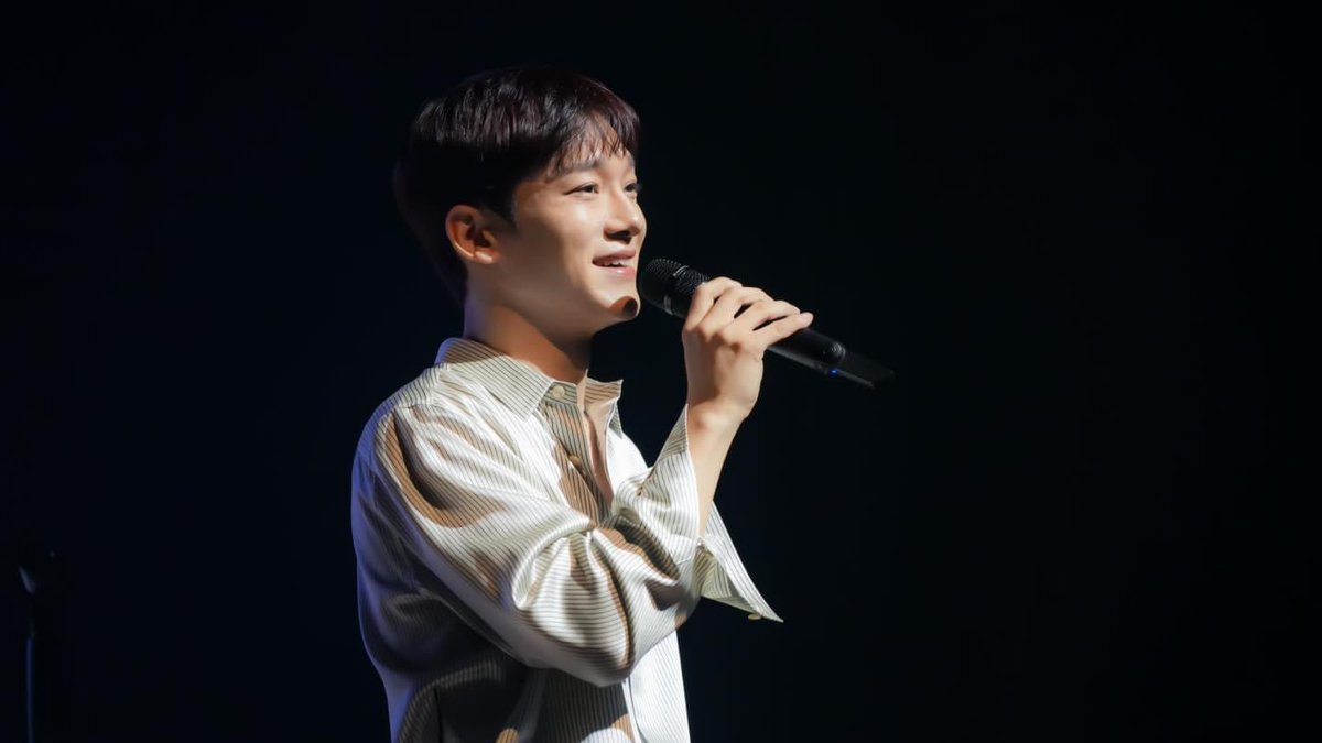 PhilippineStar's tweet photo. TILL NEXT TIME, OUR SUNSHINE CHEN! 🌼🤍

Chen of K-pop boy band EXO charmed thousands of Filipino fans, known as EXO-Ls, with his promising vocals during his “Beyond the Door” solo fancon at the New Frontier Theater on Saturday. 

Manila was the last stop of Chen’s Asia tour presented by Wilbros Live. (Photos/Wilbros Live)