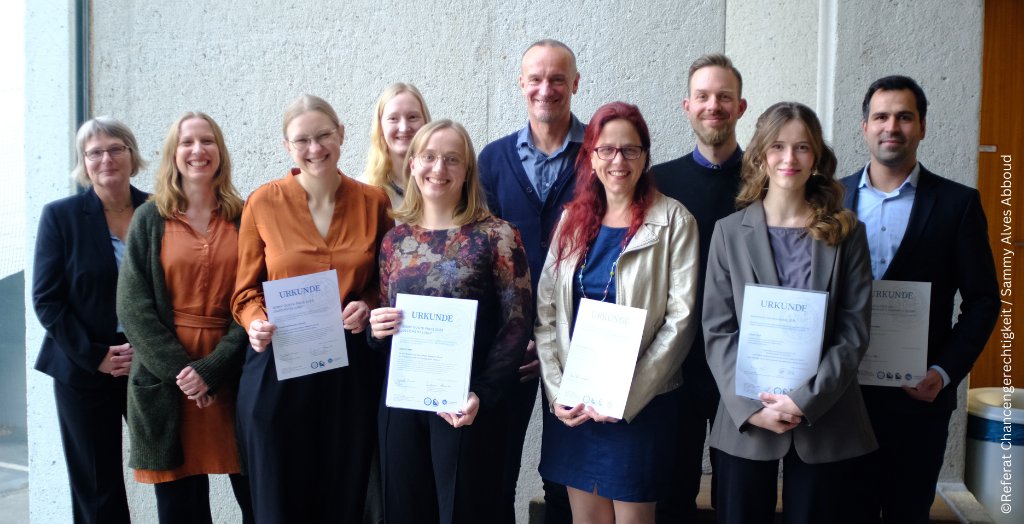 🎉 Congratulations to the Women and Non-binary Research Group at CCCP! 🏆

The Jenny Gusyk Prize for Equality was awarded to this amazing group for their outstanding work in promoting diversity and inclusion in academia. 🌈📚✨

Details 🔗: uni.koeln/LS92U

#wisocgn #UoC