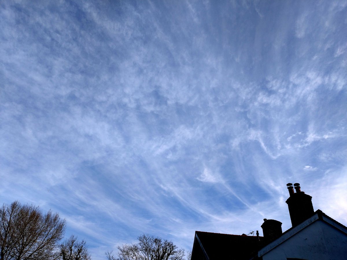 mildthing99's tweet photo. *Into the blue* 👋#StormBert
A beautiful array of rapidly moving #CirrusFibratus #Cirrocumulus with #Lacunosus in >200 kmh #PolarJet back of decaying #Occlusion as HP builds
@CloudAppSoc @StormHour @metoffice @ThePhotoHour @SurreyHillsNL @VisitSurrey
#StormHour #loveukweather https://t.co/bwm7V4BJWr