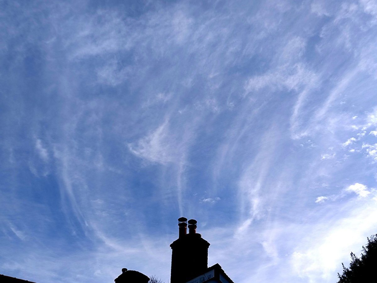mildthing99's tweet photo. *Into the blue* 👋#StormBert
A beautiful array of rapidly moving #CirrusFibratus #Cirrocumulus with #Lacunosus in >200 kmh #PolarJet back of decaying #Occlusion as HP builds
@CloudAppSoc @StormHour @metoffice @ThePhotoHour @SurreyHillsNL @VisitSurrey
#StormHour #loveukweather https://t.co/bwm7V4BJWr