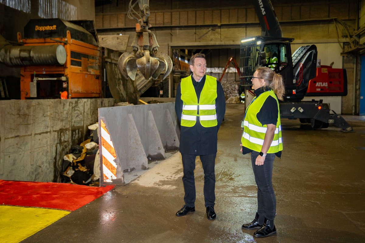 Skatteministeriet (@skmdk) on Twitter photo Lamper. Stole. Kopivarer i massevis. Ugen startede med et besøg på et forbrændingsanlæg, hvor <a href="/RStoklund/">Rasmus Stoklund</a> skulle overvære, hvordan de kopivarer Toldstyrelsen fanger ved grænserne destrueres. Toldstyrelsen tilbageholdt ca. 50.000 varer i 2023. #dkpol toldst.dk/nyheder/publik… Lamper. Stole. Kopivarer i massevis. Ugen startede med et besøg på et forbrændingsanlæg, hvor <a href="/RStoklund/">Rasmus Stoklund</a> skulle overvære, hvordan de kopivarer Toldstyrelsen fanger ved grænserne destrueres. Toldstyrelsen tilbageholdt ca. 50.000 varer i 2023. #dkpol toldst.dk/nyheder/publik…
