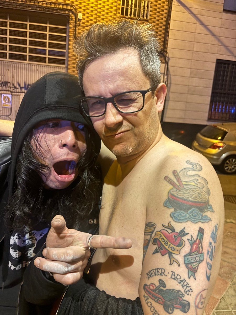 basswolfgotz's tweet photo. ワイルドゼロ好きすぎて、TOBIOのタトゥー入れてるおじさん。（次は右肩にエースを入れるって）

絵を描いてくれたおじさん。

耳栓してたのに、耳が壊れたと大興奮の兄ちゃん。 https://t.co/Mq7jmfeyBN