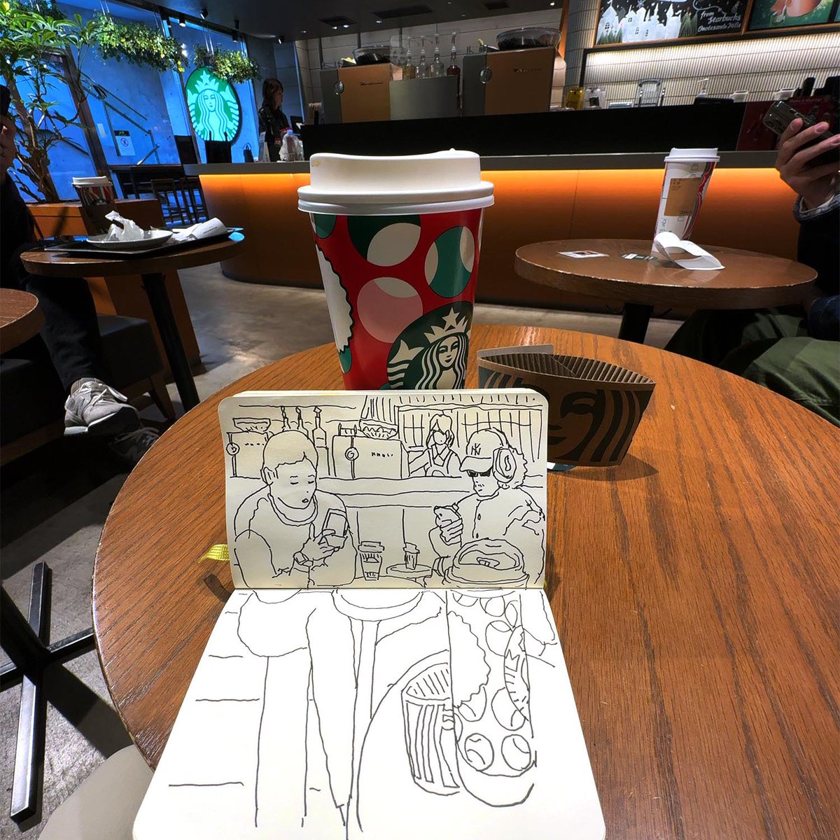 SketchSuki's tweet photo. 今日の手帳スケッチはスタバ表参道ヒルズです。
今日で今年の個展も無事終了しました。400人を超える方々にお越しいただき、天候にも恵まれ大満足な１週間でした。また来年の個展に向けて走り出したいと思います。
　
#個展 #artingallery #スケッチ #ペンスケッチ #手帳スケッチ #カフェスケッチ https://t.co/TA47kPZN1F