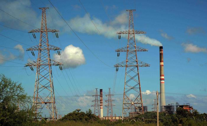 UebServicioA's tweet photo. Brigadas de Empresa de Construcciones de la Industria Eléctrica, concluyeron este sábado, la reparación del  segmento de línea del Sistema Eléctrico Nacional destruido por el  huracán Rafael a su paso por el occidente de Cuba.@PaulinoPrezVie1
@Emp_Avilmat
@lopezOsmundo
#Avilmat https://t.co/oUeeLdUzrS