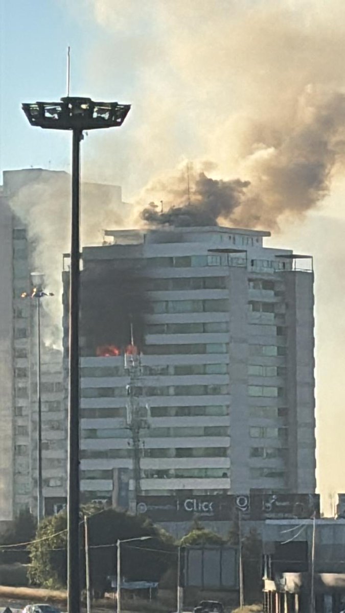 OroNoticiasPue's tweet photo. #AJORA 🚨 Continúa extendiéndose el incendio en el edificio de Palmas Plaza. Urge presencia de autoridades ⚠️ https://t.co/Xq5ZCoOBOH