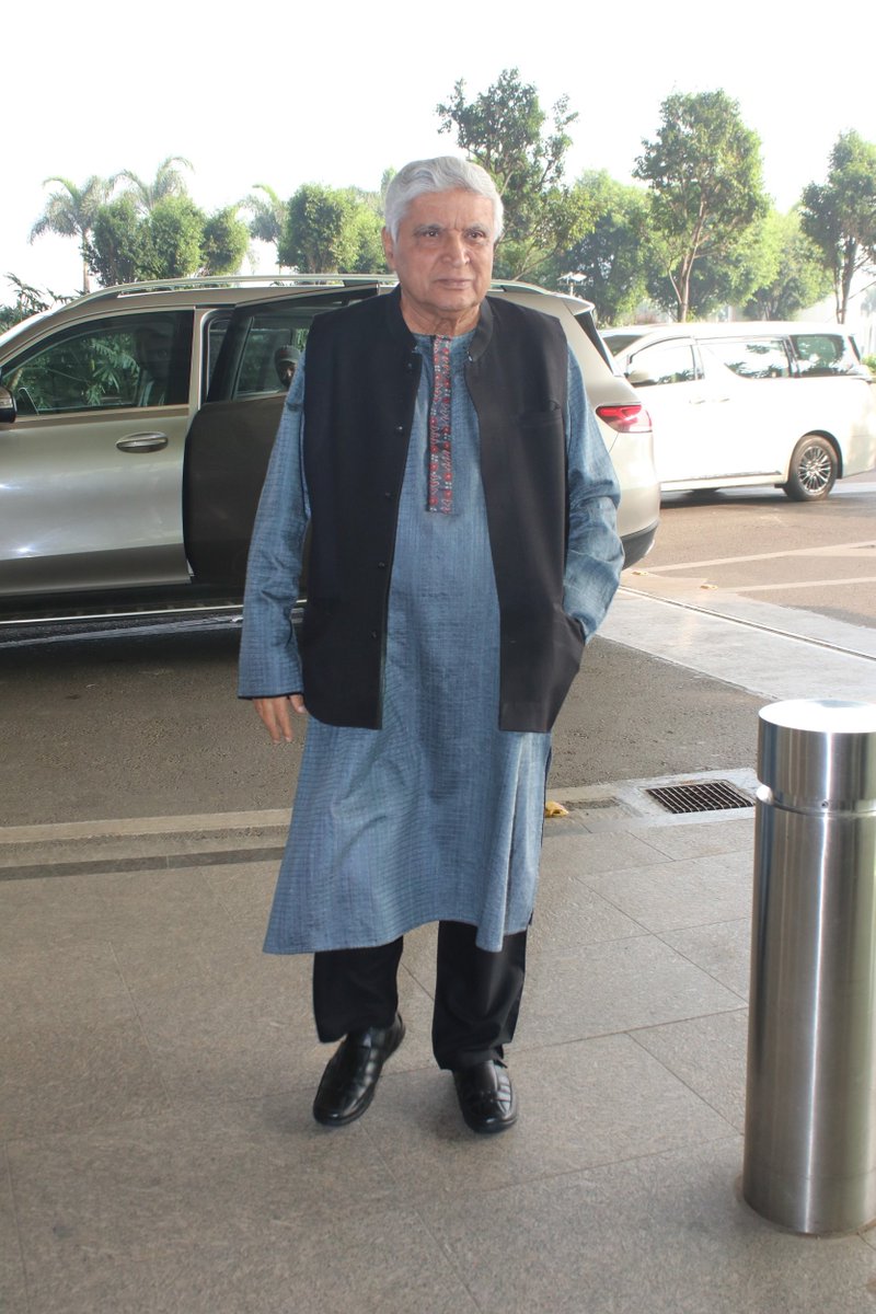 BollywoodH's tweet image. Legendary lyricist Javed Akhtar spotted at Mumbai airport, looking as elegant as ever! Always a class apart.
.
.
.
.
.
#JavedAkhtar #MumbaiAirport #LegendInTheMaking #TravelInStyle