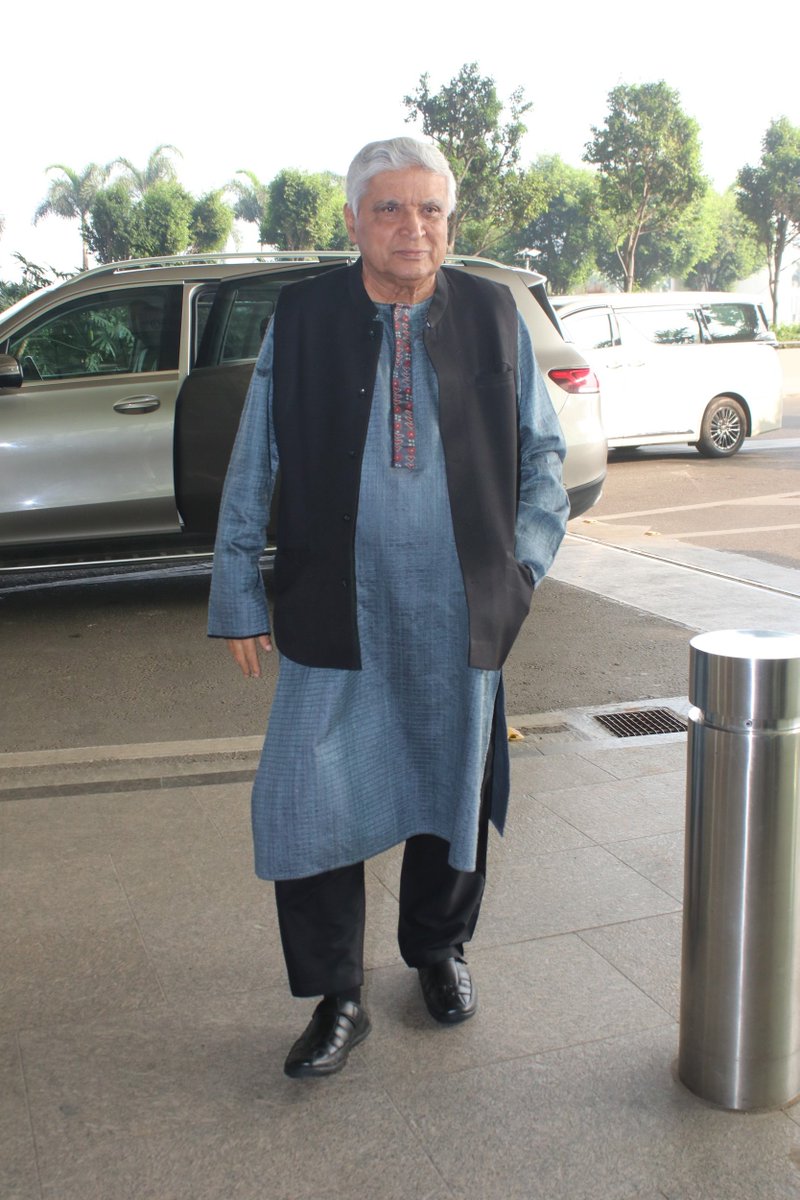 BollywoodH's tweet image. Legendary lyricist Javed Akhtar spotted at Mumbai airport, looking as elegant as ever! Always a class apart.
.
.
.
.
.
#JavedAkhtar #MumbaiAirport #LegendInTheMaking #TravelInStyle