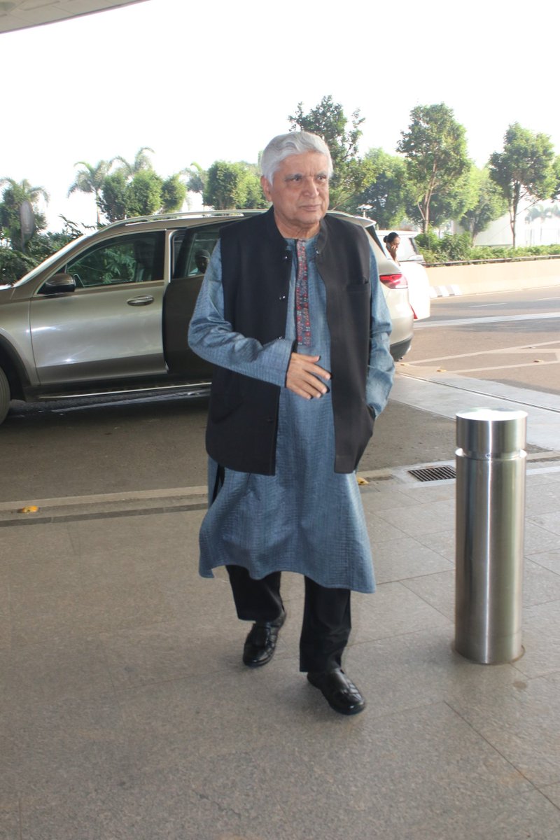 BollywoodH's tweet image. Legendary lyricist Javed Akhtar spotted at Mumbai airport, looking as elegant as ever! Always a class apart.
.
.
.
.
.
#JavedAkhtar #MumbaiAirport #LegendInTheMaking #TravelInStyle