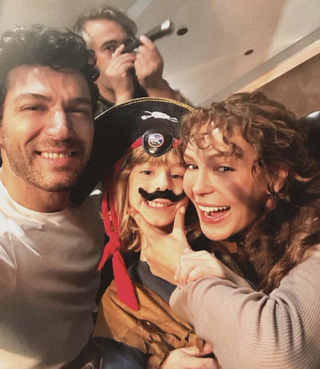gizlibahceBR's tweet photo. 🌻| meus amores venho aqui por meio dessa me despedir de vocês 🧡 foi um prazer ser adm desse portal dessa dizi maravilhosa que tinha tanto potencial, mas que não teve sorte desde o início 💔 muito obrigada por todo o apoio de vocês e um enorme vsf pra essa emissora lixo https://t.co/GhEMhyqG8h
