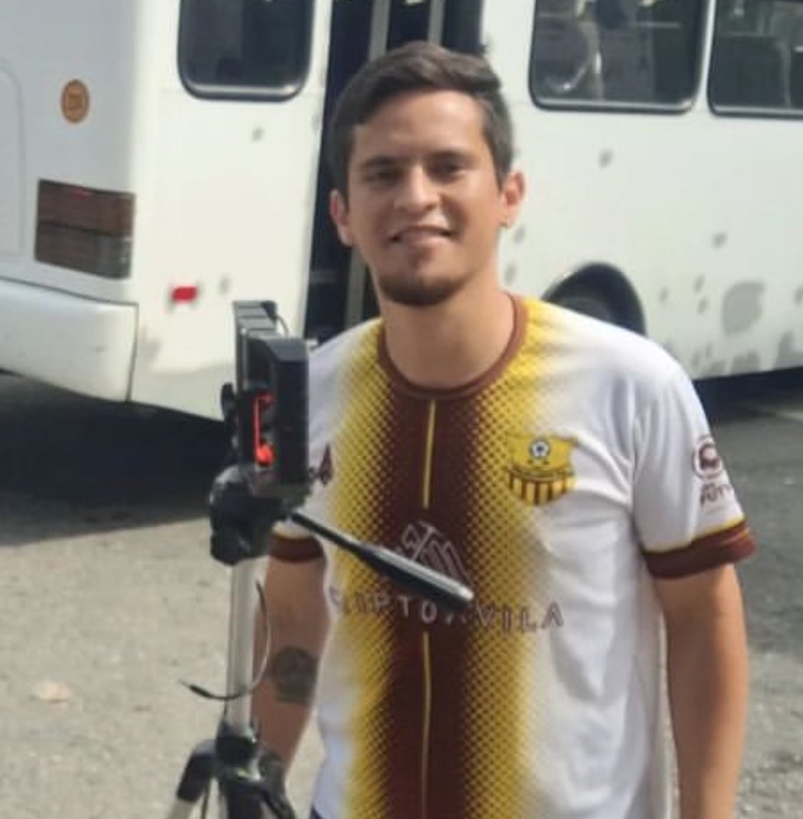#25Nov Paul León se desempeña en la fuente deportiva desde muy joven. Le apasiona la <a href="/LigaFUTVE/">Liga FUTVE</a> y tenía 4meses como camarógrafo de VPI,una forma de generar un ingreso extra y ganar experiencia en su carrera: Comunicación Social. 
Hoy cumple 117 días injustamente detenido.