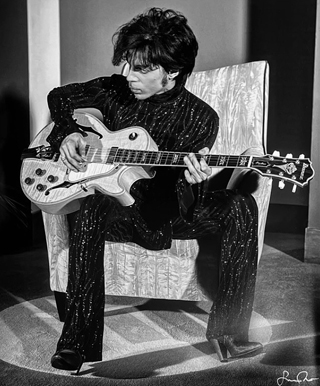 princ3ipal's tweet photo. 1998 Steve Parke photo taken from a BBC Prince Icon video screengrab.... This photo is too cool!
#Prince #SteveParke #PrinceIcon #Princ3ipal https://t.co/NQMbtk1d0m