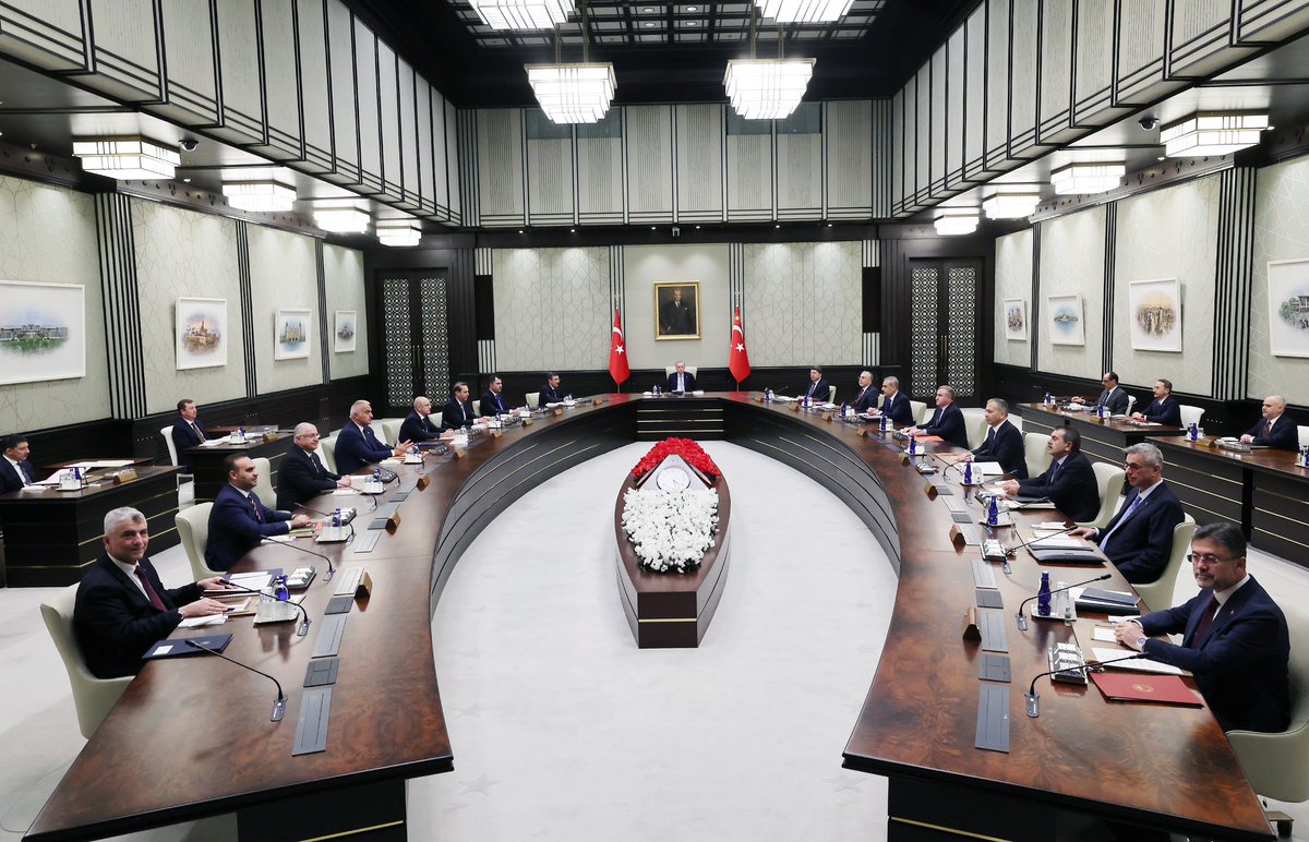 tcbestepe's tweet photo. Cumhurbaşkanlığı Kabinesi, Cumhurbaşkanımız @RTErdogan’ın başkanlığında Cumhurbaşkanlığı Külliyesinde toplandı. https://t.co/9tN4gWUaiq