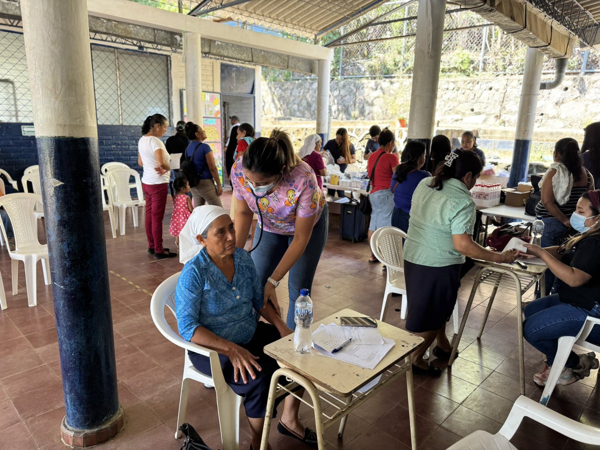 LourdesVigilAlt's tweet photo. Brigada médica ayer, 144 pacientes atendidos.Domingo de compartir 🙏🏻 https://t.co/gDsnvH9PNO