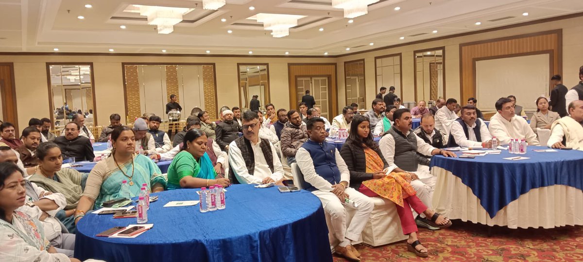 AmbaPrasadINC's tweet photo. होटल BNR चाणक्या, रांची में आयोजित कांग्रेस पार्टी की महत्वपूर्ण बैठक में शामिल हुई। इस बैठक में नवनिर्वाचित विधायकों, 2024 विधानसभा चुनाव के कांग्रेस प्रत्याशियों, माननीय प्रदेश प्रभारी श्री गुलाम अहमद मीर, और माननीय अध्यक्ष श्री केशव महतो कमलेश की गरिमामयी उपस्थिति रही।

बैठक में आगामी रणनीतियों और संगठन को मजबूत बनाने पर चर्चा हुई। कांग्रेस पार्टी जनता की उम्मीदों पर खरा उतरने और प्रदेश के विकास के लिए प्रतिबद्ध है।