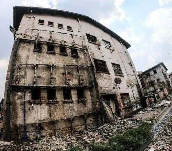 daddyhope's tweet photo. This is not in war-torn Ukraine; this is in the heart of Harare, in Mbare, Zimbabwe.
This is what the Zimbabwean tyrant, Emmerson Mnangagwa, claims justifies violating the constitution and extending his rule for another two years, until 2030.

If he manages to succeed amid this chaos and poverty, I will agree with South Africans who say Zimbabweans are embarrassing cowards.

Imagine someone emerging from this block of flats, less than 10 kilometres from Mnangagwa’s office, and allowing the crooked president to continue looting subjecting them to this poverty.

These dilapidated flats were built by the colonial government for single men and men who would work away from their families.
Today they are home to families making a mockery of independence! Eishh, Mnangagwa is the true definition of not only a corrupt and incompetent leader, but a failed leader!
