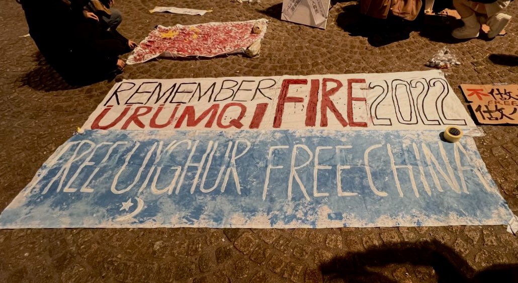 censored_face_s's tweet photo. #Covid #Lockdown #2022ÜrümqiFire #Uyghur #EastTurkestan #WhitePaperProtest #Censorship https://t.co/5TALInEves