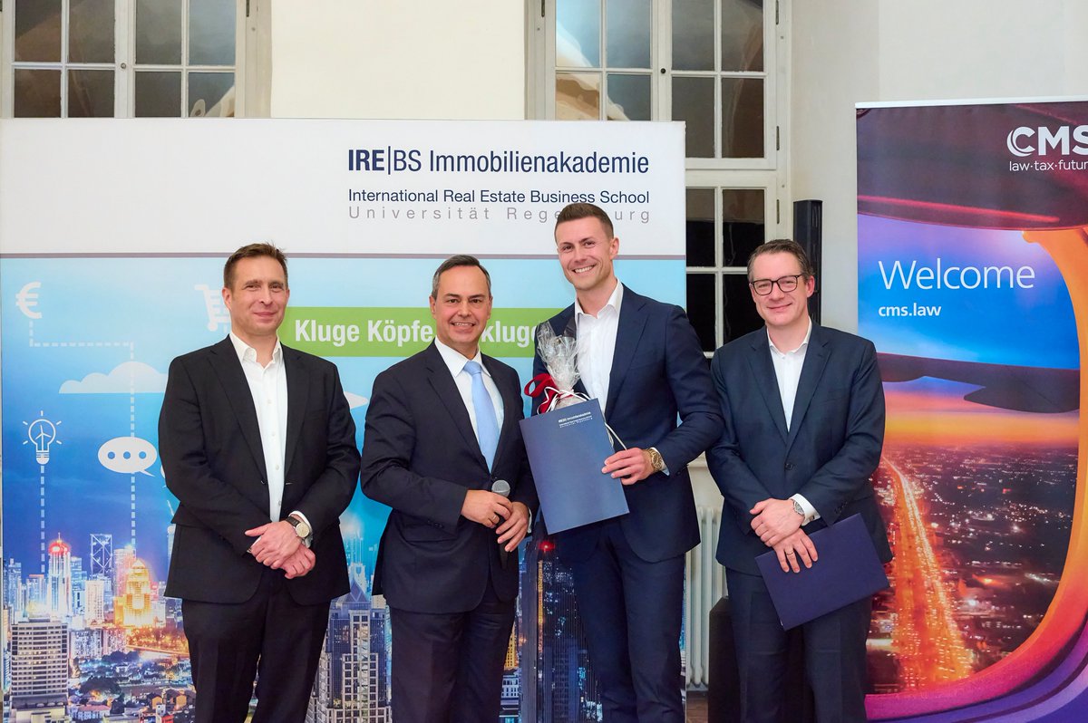 𝗚𝗿𝗮𝘁𝘂𝗹𝗮𝘁𝗶𝗼𝗻 🎉 𝗠𝗮𝗿𝗶𝘂𝘀 𝗞𝗹𝗲𝗲!

🏆 Im Rahmen der festlichen Abschlussfeier wurde Marius Klee für seine herausragenden Leistungen im Studiengang Certified Real Estate Investment Analyst (CREA) durch Michael Ruhl, <a href="/ProfTobiasJust/">Tobias Just</a> und @MichaelZingel ausgezeichnet.