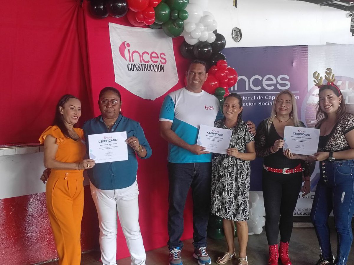 IBarinas21's tweet photo. Con entrega de 40 certificados se realizó acto dirigido a participantes del CFS Manuelita Saenz, en los ámbitos CFS y Misiones y grandes misiones, incorporados a diversas formaciones desarrolladas en marco de la Gran Misión Venezuela Mujer.

#LaTécnicaQueInspira https://t.co/8J0bywS3dw