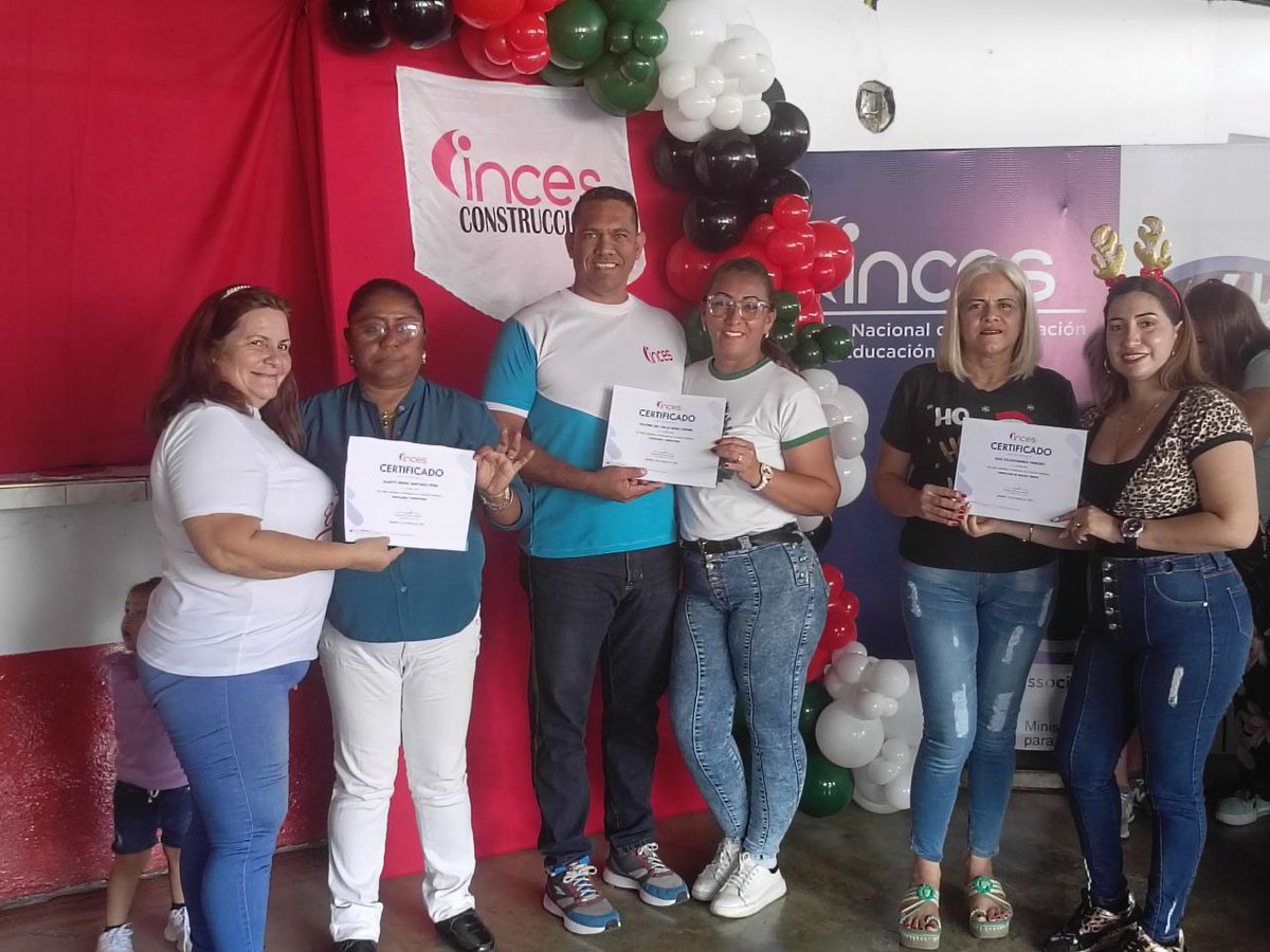IBarinas21's tweet photo. Con entrega de 40 certificados se realizó acto dirigido a participantes del CFS Manuelita Saenz, en los ámbitos CFS y Misiones y grandes misiones, incorporados a diversas formaciones desarrolladas en marco de la Gran Misión Venezuela Mujer.

#LaTécnicaQueInspira https://t.co/8J0bywS3dw