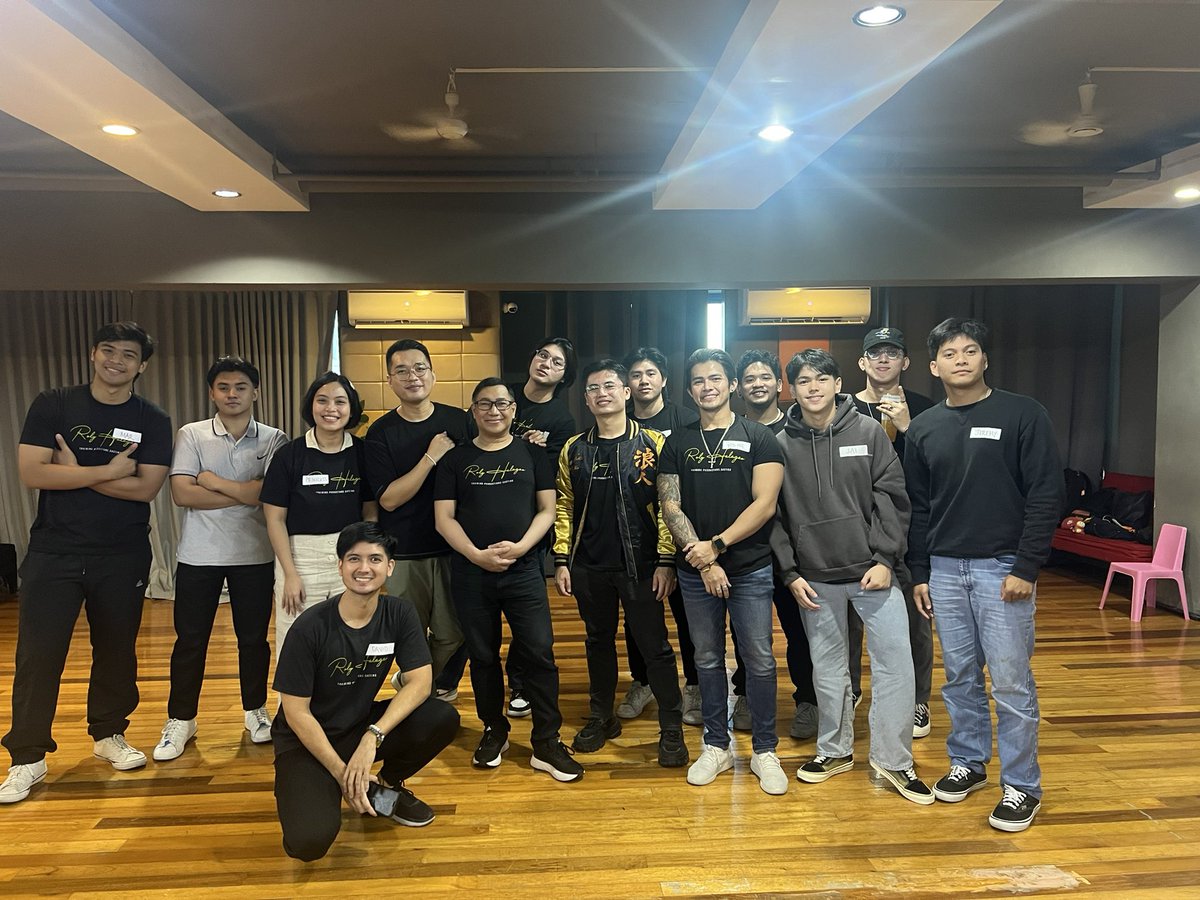 Listening to your scene partners is one of the key elements to establish a successful scenario. With this skill, we are able to navigate dynamics and create connections with our co-actors. Moreover, we are able to add dimensions to our characters when we build these connections.