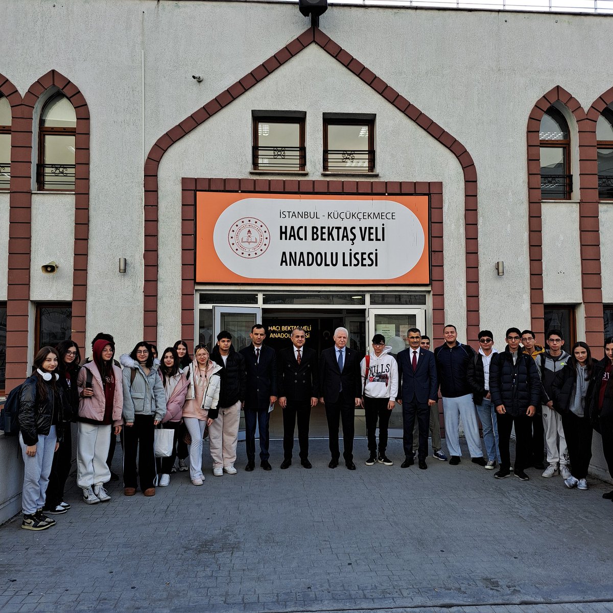 HBV_AL's tweet photo. Valimiz Sayın Davut GÜL, bugün okulumuzı ziyaret ettiler..🇹🇷 🇹🇷 

Öğretmen ve öğrencilerimizle bir araya gelen Vali GÜL, okulumuz hakkında bilgi aldı. 

Vali GÜL'e İlçe Kaymakamımız ve İlçe Milli Eğitim Müdürümüz eşlik ettiler.

@TC_istanbul
@KcekmeceKymklik
@KucukcekmeceMeb https://t.co/vGjHUuevhZ