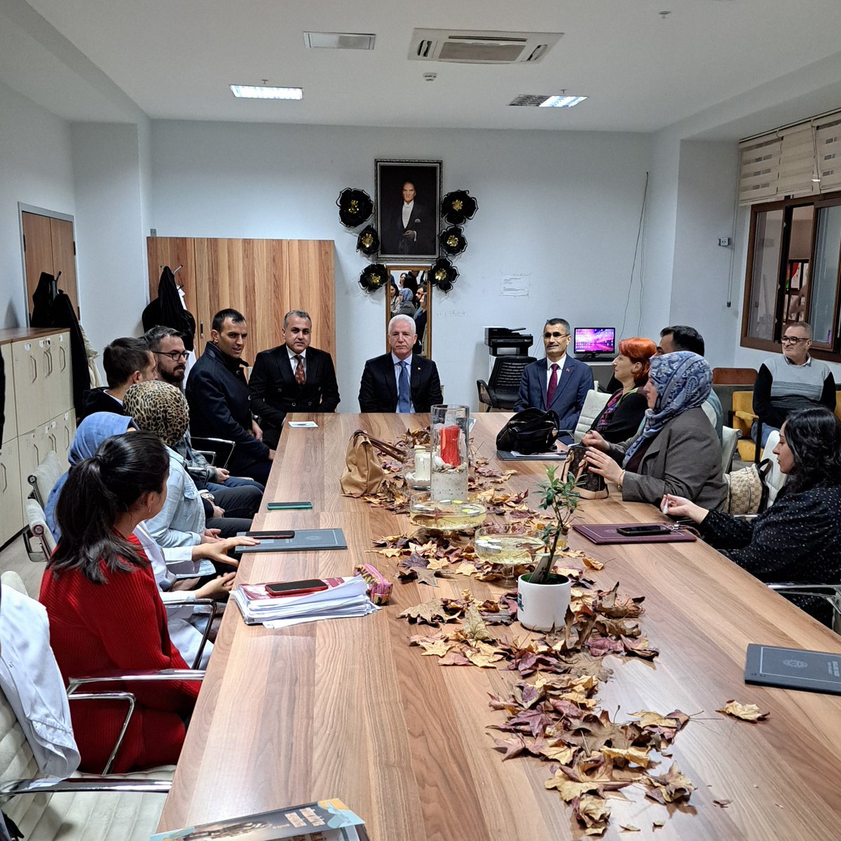 HBV_AL's tweet photo. Valimiz Sayın Davut GÜL, bugün okulumuzı ziyaret ettiler..🇹🇷 🇹🇷 

Öğretmen ve öğrencilerimizle bir araya gelen Vali GÜL, okulumuz hakkında bilgi aldı. 

Vali GÜL'e İlçe Kaymakamımız ve İlçe Milli Eğitim Müdürümüz eşlik ettiler.

@TC_istanbul
@KcekmeceKymklik
@KucukcekmeceMeb https://t.co/vGjHUuevhZ