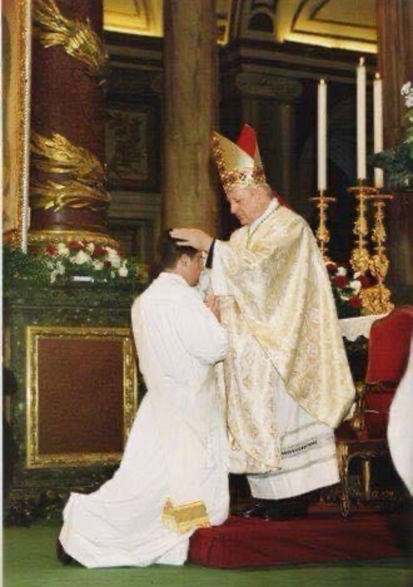 PGuillermoSerra's tweet photo. GRACIAS SEÑOR POR EL DON DEL SACERDOCIO

Hoy, hace 20 años recibí el don de la ordenación sacerdotal bajo la mirada de María.

Gracias Señor por el don de tu sacerdocio que quisiste compartir conmigo. De la mano de María, en su Basílica de Santa María la Mayor en Roma me inundaste con tu amor y tu presencia. 

Gracias a todos por sus oraciones en este momento tan especial de mi vida y compañía! Yo les acompaño con las mías y les envío una especial bendición.