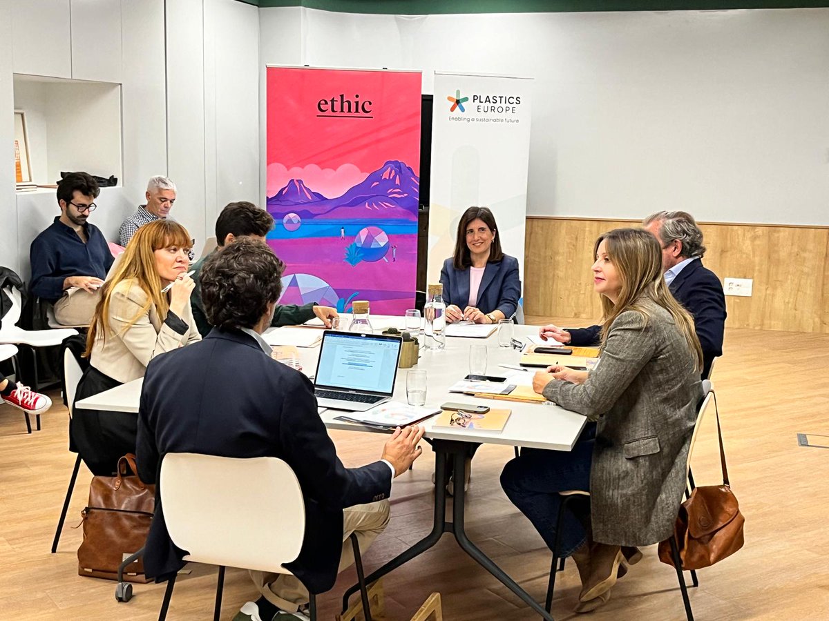 Los #plásticos son esenciales para la economía europea, pero debemos acelerar la transición de la industria hacia un futuro con más #plásticoscirculares y cero emisiones netas. ♻️ Junto a <a href="/Ethic_/">Ethic</a>, <a href="/lorealspain/">L'Oréal Groupe España</a>, @gobjcc, <a href="/Repsol/">repsol</a> y <a href="/BumerangReuse/">Bumerang</a> exploramos nuestro