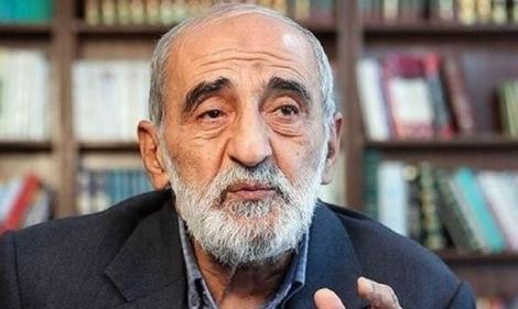 این دو نفر سردبیرند! اتفاقا هر دو سردبیر کیهان هستند، یکی کیهان ج.ا و دیگری کیهان پهلوی. و هر دو معتقدند بساط منتقدان رهبرانشان را باید جمع کرد و لزومی ندارد خامنەای و پهلوی بە احدی پاسخگو باشند!
شریعتمداری و الهە بقراط نمونە کامل تاریکفری دو جریان فاشیستی هستند، دو روی یک سکە!