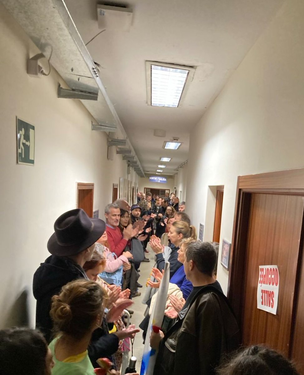 SnesMadrid's tweet image. Grève historique des personnels unis du lycée français de Madrid, 1er et 2nd Degré. Plus de 75% de résidents, de nombreux PDL pour signifier à la DG de l'AEFE notre refus de la nouvelle carte des emplois, notre attachement à un véritable avantage familial. #NonalacassedelAEFE