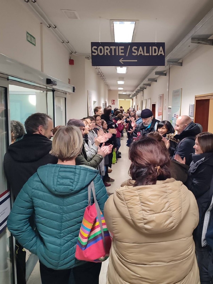 SnesMadrid's tweet image. Grève historique des personnels unis du lycée français de Madrid, 1er et 2nd Degré. Plus de 75% de résidents, de nombreux PDL pour signifier à la DG de l'AEFE notre refus de la nouvelle carte des emplois, notre attachement à un véritable avantage familial. #NonalacassedelAEFE