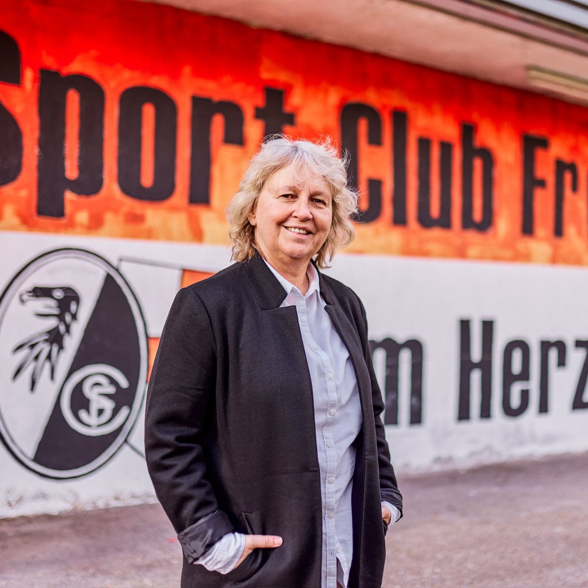 Birgit Bauer-Schick wird mit dem Bundesverdienstkreuz ausgezeichnet. 🎖️
 
Die SC-Bereichsleiterin habe sich „in herausragender Weise für den Frauenfußball und seine Sichtbarkeit in der Öffentlichkeit eingesetzt“, begründet die Ordenskanzlei des Bundespräsidialamts.