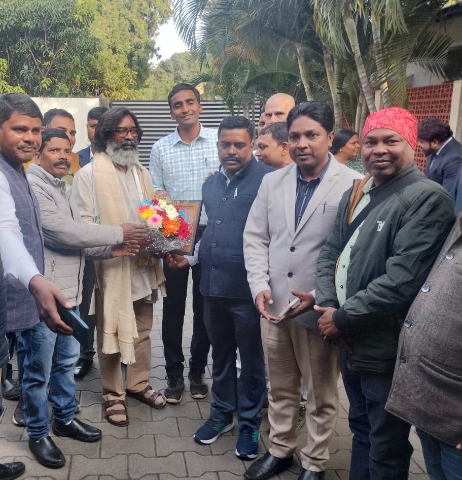 NMOPS / JHAROTEF (@jharotef) on Twitter photo आज jharotef Team की ओर से माननीय मुख्यमंत्री <a href="/HemantSorenJMM/">Hemant Soren</a> जी से मिलकर उन्हें हार्दिक बधाई दी गई।
💐💐
साथ ही #पोस्टल_बैलेट में कर्मचारियों के रुख तथा अपने मुद्दे के साथ जुड़े रहने के महत्व से भी उन्हें अवगत कराया गया।
🙏
<a href="/NMOPS_Vikrant/">VIKRANT SINGH 🎯</a>
<a href="/JmmJharkhand/">Jharkhand Mukti Morcha</a>
<a href="/JMMKalpanaSoren/">Kalpana Murmu Soren</a> आज jharotef Team की ओर से माननीय मुख्यमंत्री <a href="/HemantSorenJMM/">Hemant Soren</a> जी से मिलकर उन्हें हार्दिक बधाई दी गई।
💐💐
साथ ही #पोस्टल_बैलेट में कर्मचारियों के रुख तथा अपने मुद्दे के साथ जुड़े रहने के महत्व से भी उन्हें अवगत कराया गया।
🙏
<a href="/NMOPS_Vikrant/">VIKRANT SINGH 🎯</a>
<a href="/JmmJharkhand/">Jharkhand Mukti Morcha</a>
<a href="/JMMKalpanaSoren/">Kalpana Murmu Soren</a>