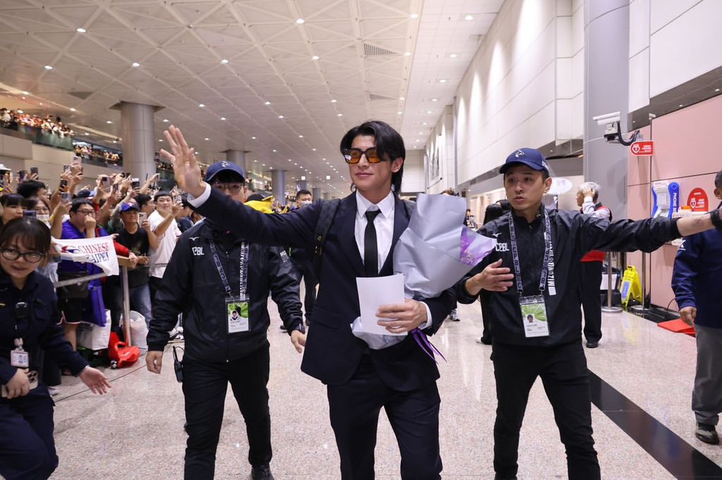 sakuryo719's tweet image. 陳傑憲選手が帰国しました。
生中継の画面です。
ドラマではありません🤣

#プレミアム12 
#台湾プロ野球