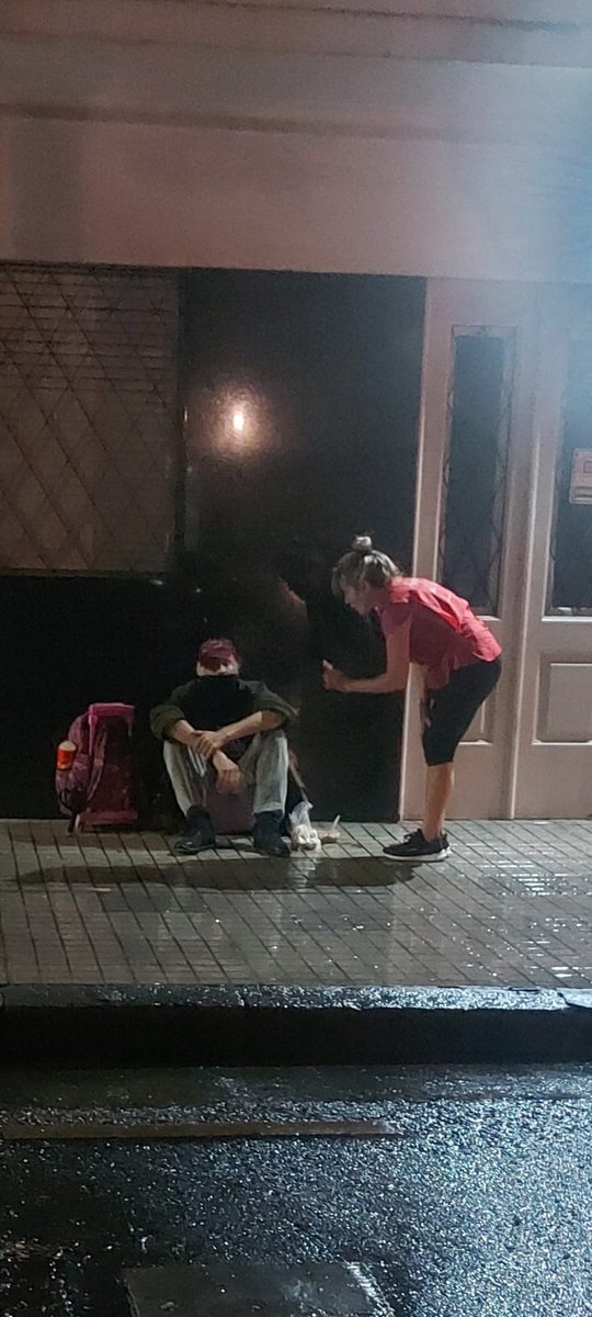 amigosenelcamin's tweet image. 🔺Domingo 24 de noviembre, noche con mucha lluvia, pero nada nos detiene a los voluntarios de #AeeC para salir a visitar a nuestros amigos que viven en la calle. Les llevaremos una rica y caliente cena, pan y facturas, huevos duros, infusiones y mucho más. #situaciondecalle