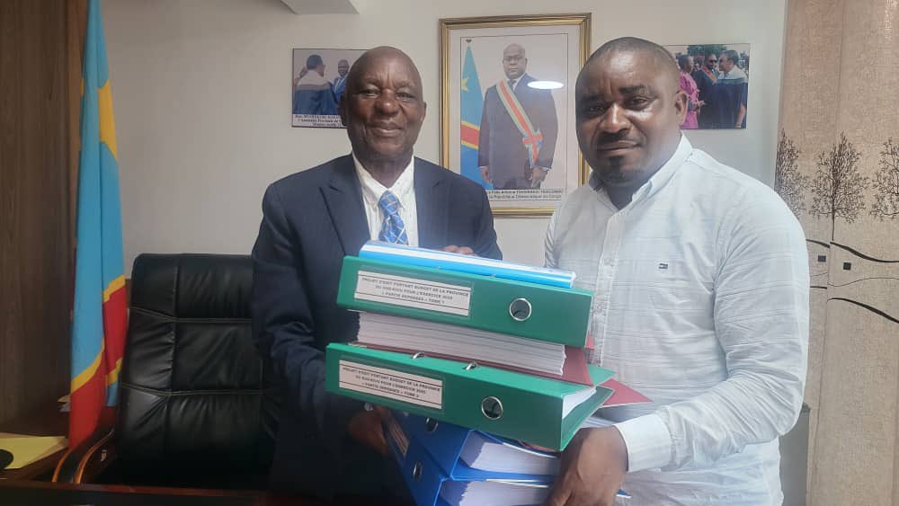 FaustinDan53218's tweet photo. #SUD_KIVU #AssPro
Deux jours après le dépôt du projet d'édit budgétaire exercice 2025 par l'exécutif provincial, le Député provincial élu de Mwenga Hon. #MUYOMBA_MUSAHADA récupère les copies du projet pour la lecture et étude avant examen et adoption à l'hémicycle. https://t.co/CQXr2kDsHB