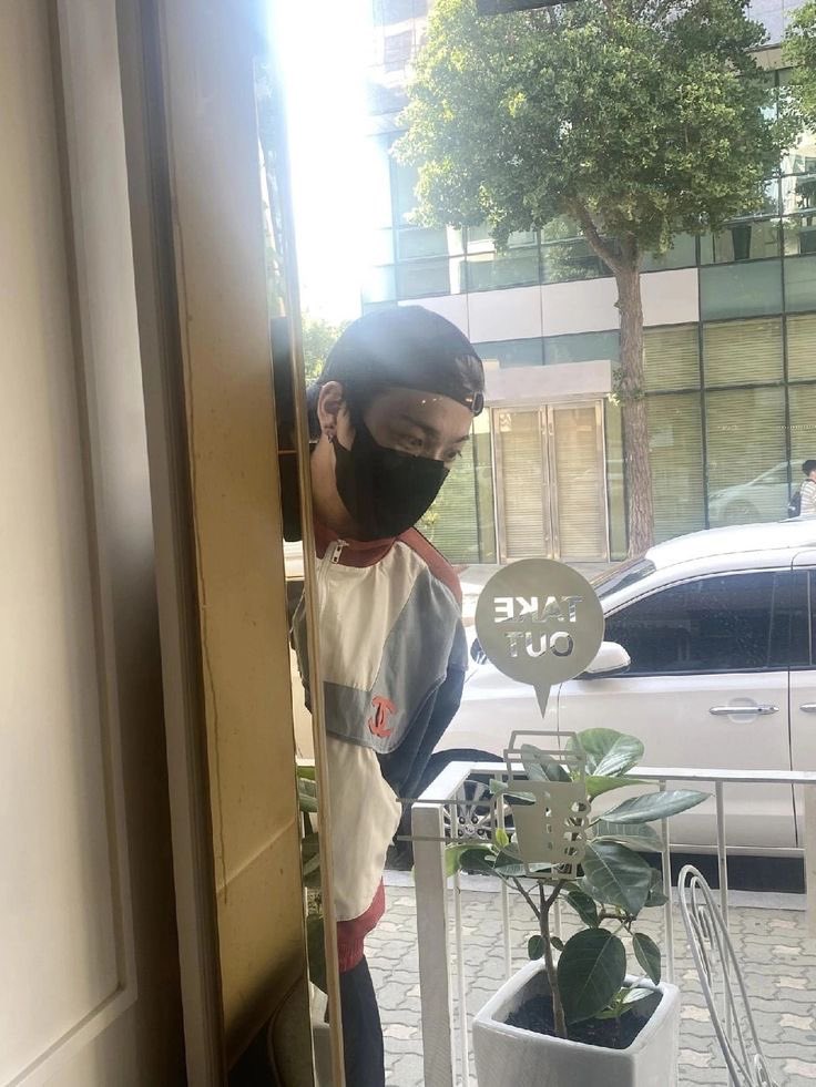 𝓎῾

It’s been a while since I posted something with my husband, but we’re here in London, taking a little break from Seoul’s reality so I’d be a shame not to do so. 🙏🏻