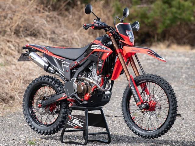 FoxriderChannel's tweet photo. よっし！
依頼するか！！！
問い合わせしたら納期1ヶ月半で
シート無しでバイク乗れなくなるけども！！！
これでカッコよくなる！！
いざワンオフシートに！！！！ https://t.co/hqQ3XurPtM