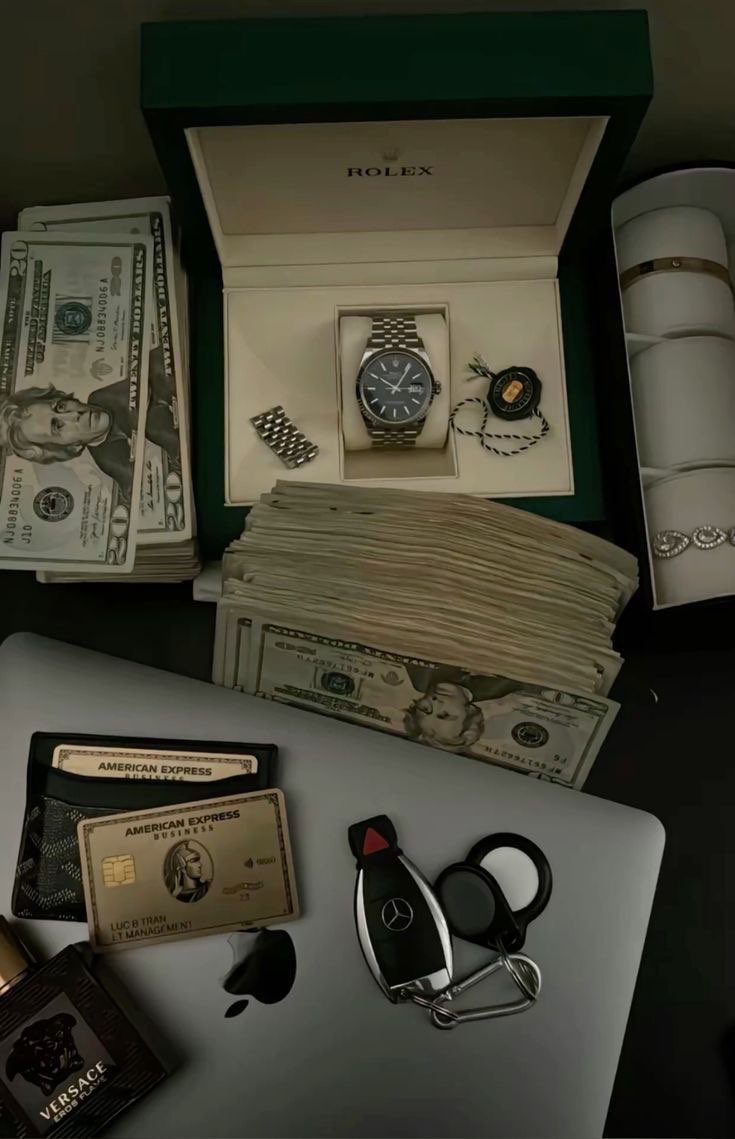 sairahul1's tweet image. You can make $200/day working at night if you have:

1. A laptop
2. Internet
3. Free time

Here's a secret side hustle you can do at night that can pay you $200/day: