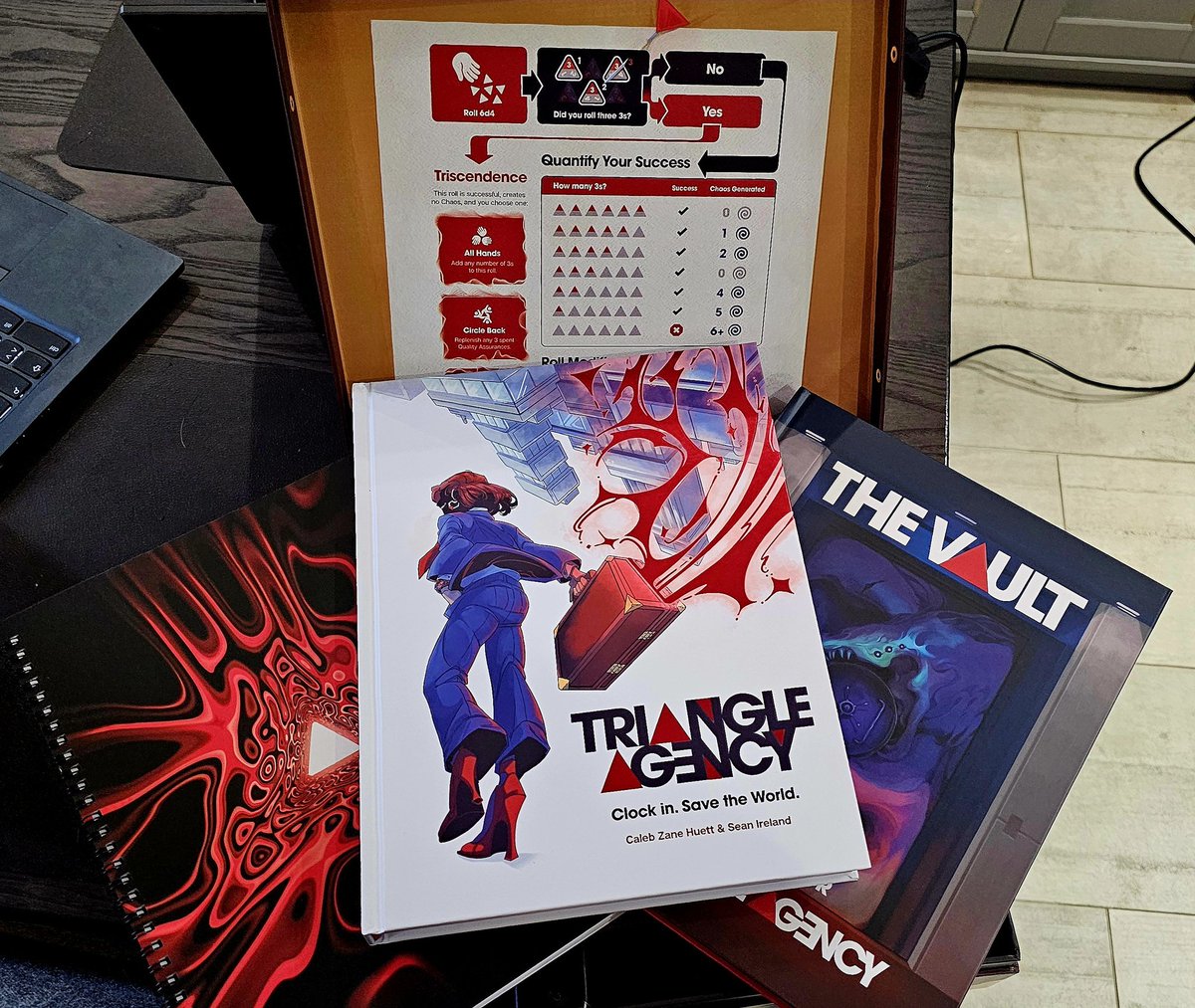 globtopus's tweet image. La belle réception du jour c&apos;est TRIANGLE AGENCY !

Un sublime JDR avec une boîte luxe !
Mix entre l&apos;horreur de Delta Green, l&apos;humour de Paranoia et l&apos;enfer corpo de Severance !

Hâte de vous le faire découvrir en live !