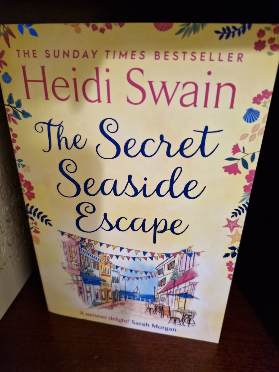 Lou_Bookmarks's tweet image. #TheSecretSeasideEscape is the first ever book by @Heidi_Swain I bought some years ago from Waterstones. That's when I first really got into them. Thanks to bookshops and @BookMinxSJV who allows me to review them, I've read a good few more since.