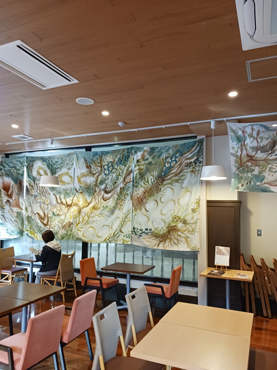 SHIN2693's tweet photo. アート散歩いくらまりえさんの巨大暖簾に描くアートとフランス風景画の井上秋子さんの作品をレポ。いくらさんのダイナミックかつ繊細なタッチに驚き、井上さんの作品ではフランス行ったことないけどまた行きたくなる？懐かしを感じましたョ　
#湯河原真鶴アート散歩
#ciao796 
#湯河原 
#真鶴 https://t.co/avB5Oe16Zp