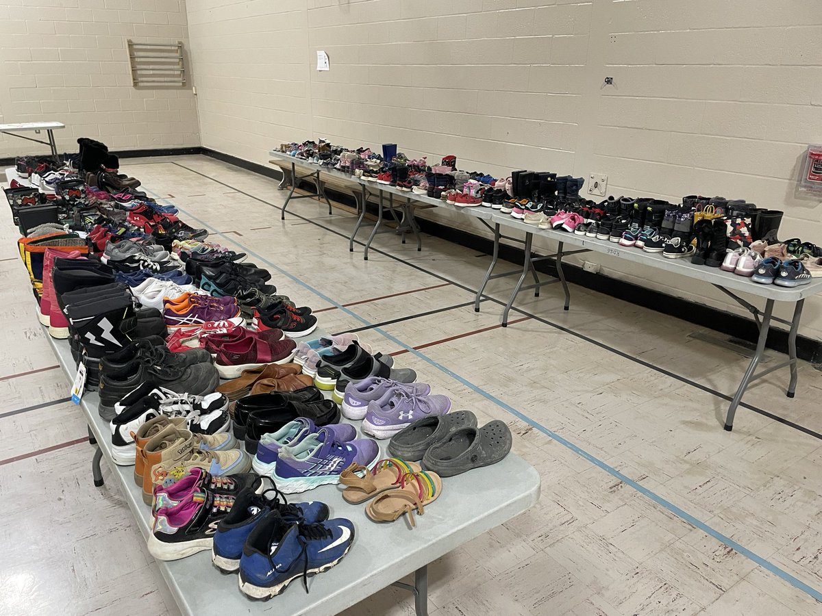 RoseComSchool's tweet photo. The gym is prepped for 3-way conferences. STEAM stations for families to try, @ruthmbuckschool donated shoes for families to take home, and our R.I.C. Teacher has a table to make DIY reading games and tips for parents! @RegPublicSchool https://t.co/P8bW3qhNH9