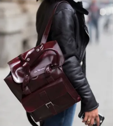 gitajee18781's tweet photo. 🔥🎒 Fashion-forward professionals, meet the new work staple: the laptop backpack! 🔥 With runway cred from Gucci to Louis Vuitton, these bags blend style with function. Padded straps, extra pockets, and dedicated laptop sleeves make them a must-have for on-the-go women. 👜💼 https://t.co/snhIQAZiTk