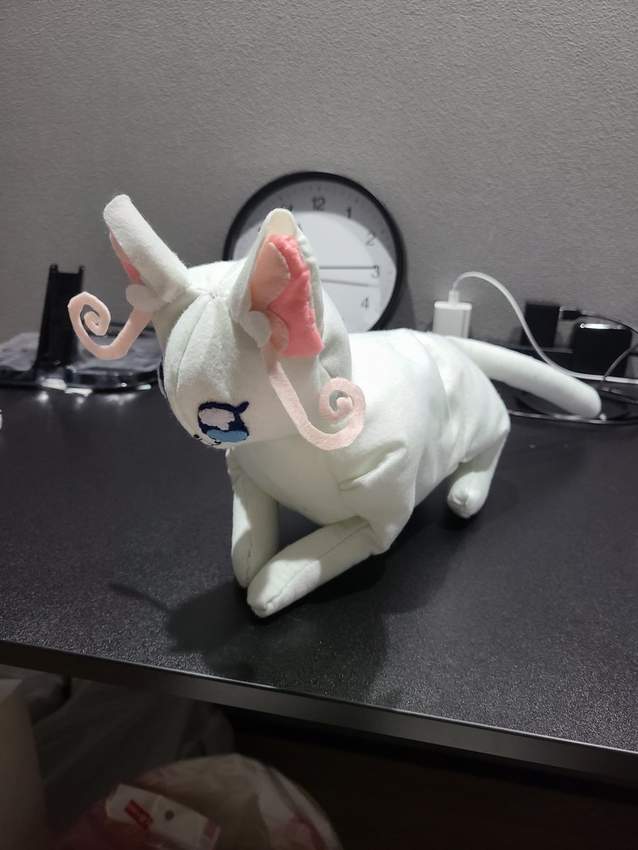 mm_itu's tweet photo. いいかい？これはなんと言おうとユキちゃんなんだ。
え？顔小さくね？(体大きくね？)とか肩幅お化けフェルト余ってる腹の皮ダルダルやばやばwwwとかそもそも顔の形ちがくね？とかつっこみどころはたくさんあるけどぬい初めて作るやつが適当型紙でここまで作った情熱を褒めてくれむしろそれしかいらん https://t.co/gD5jaQDGad